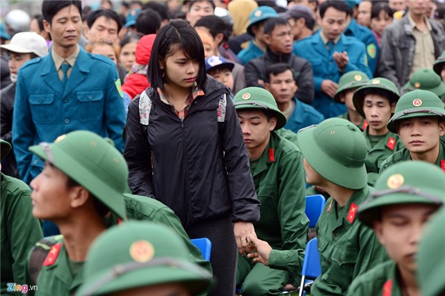 Tân binh lưu luyến người thân lên đường nhập ngũ