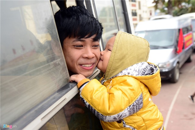 Tân binh lưu luyến người thân lên đường nhập ngũ