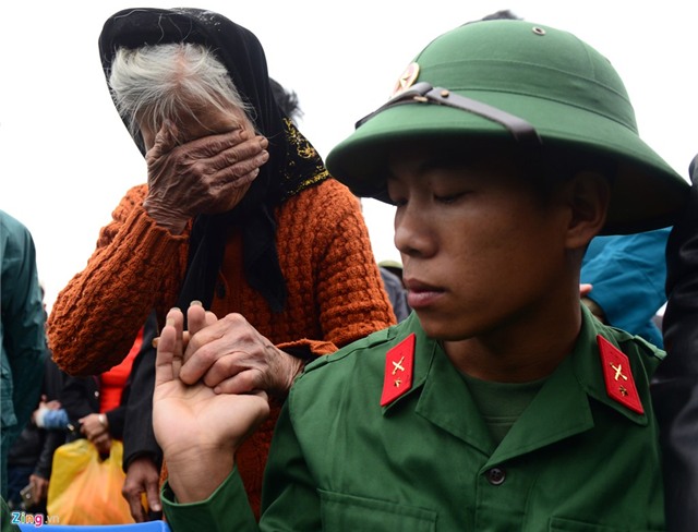 Tân binh lưu luyến người thân lên đường nhập ngũ