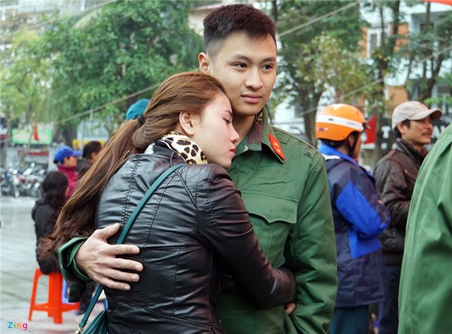 Tân binh lưu luyến người thân lên đường nhập ngũ