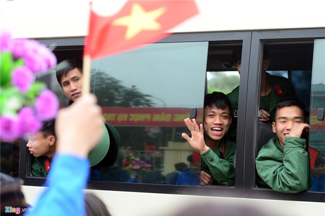 Tân binh lưu luyến người thân lên đường nhập ngũ