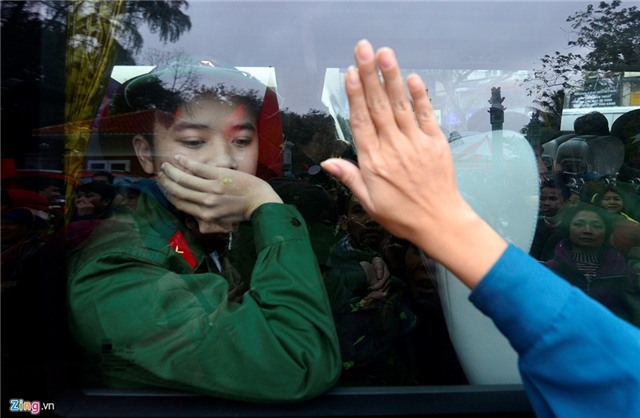 Tân binh lưu luyến người thân lên đường nhập ngũ