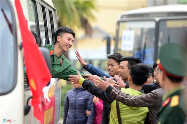 Tân binh lưu luyến người thân lên đường nhập ngũ