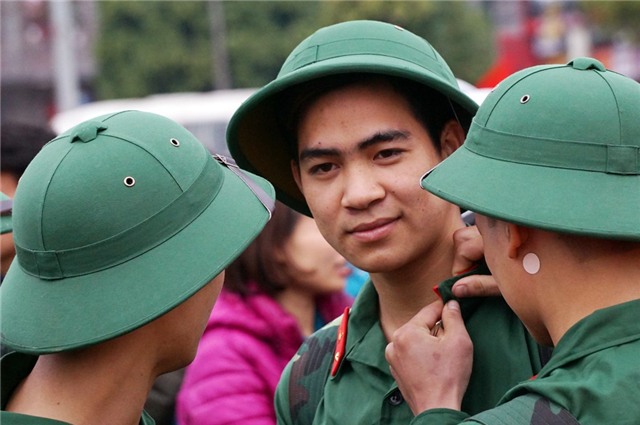 Tân binh lưu luyến người thân lên đường nhập ngũ