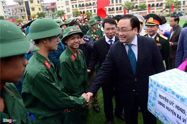 Tân binh lưu luyến người thân lên đường nhập ngũ