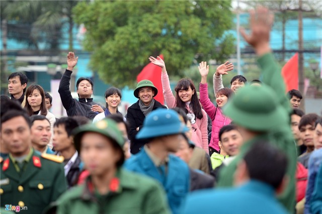 Tân binh lưu luyến người thân lên đường nhập ngũ