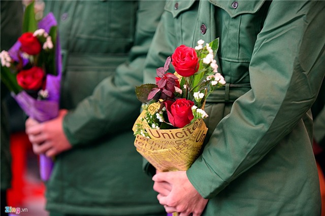 Tân binh lưu luyến người thân lên đường nhập ngũ
