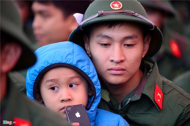 Tân binh lưu luyến người thân lên đường nhập ngũ