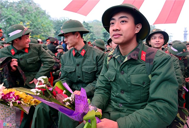 Tân binh lưu luyến người thân lên đường nhập ngũ