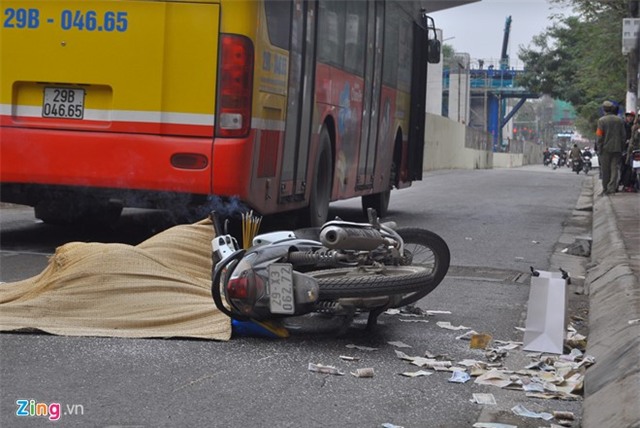Người phụ nữ bị xe buýt cán tử vong giữa phố