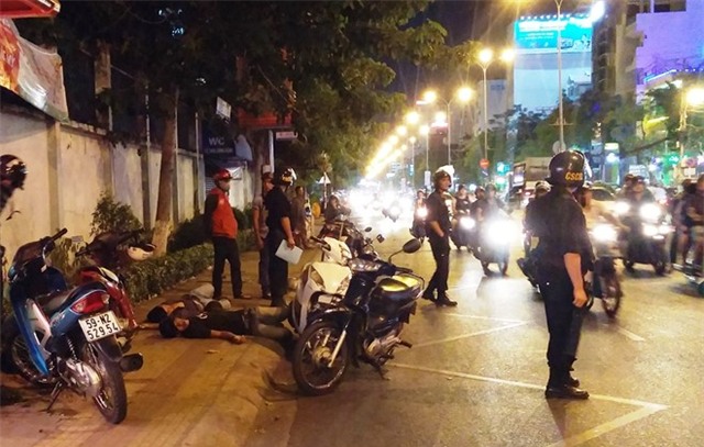 Hai người nằm bất động khiến đoạn đường nhốn nháo