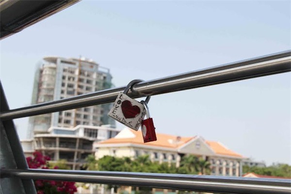 Cắt khóa tình yêu trên cầu đi bộ duy nhất ở miền Tây - Ảnh 1.