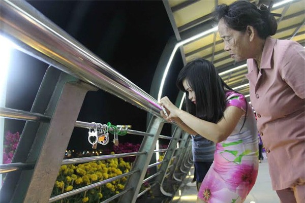 Cắt khóa tình yêu trên cầu đi bộ duy nhất ở miền Tây - Ảnh 2.