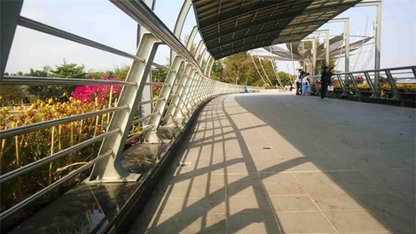 Cắt khóa tình yêu trên cầu đi bộ duy nhất ở miền Tây - Ảnh 3.