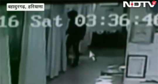 Người đàn ông mặc áo trùm đầu lẻn vào phòng chăm sóc đặc biệt. Ảnh: NDTV