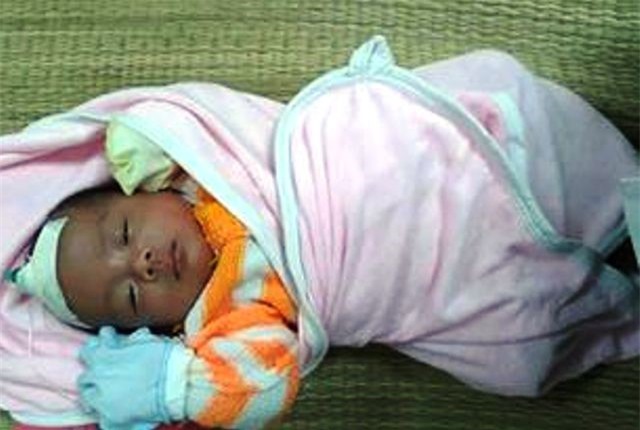 Bé sơ sinh ngạt khí CO do đốt than sưởi ấm