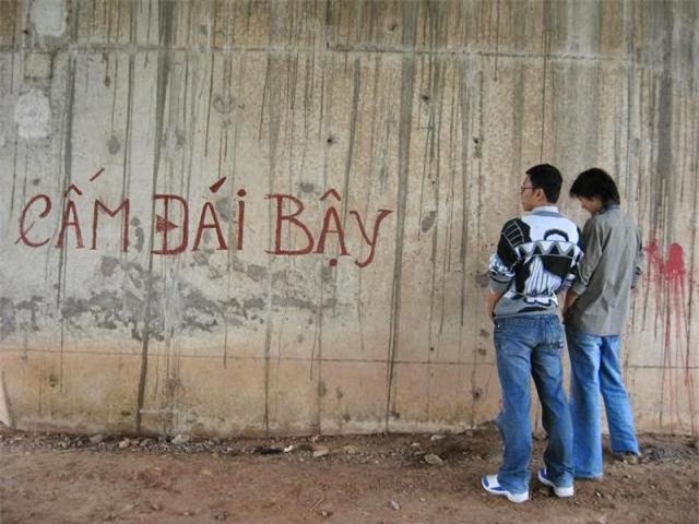 tiểu bậy, tè bậy, đi vệ sinh trên phố