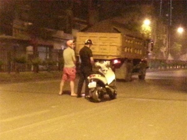 tiểu bậy, tè bậy, đi vệ sinh trên phố