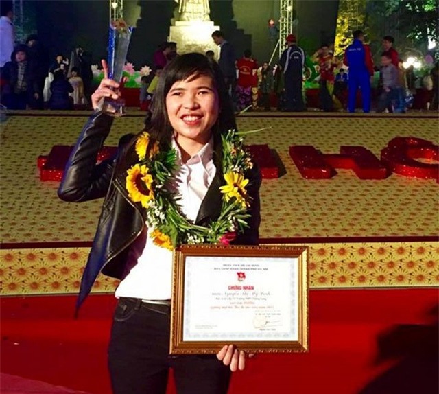 Nguyễn Thị Mỹ Linh trong đêm nhận giải thưởng gương mặt thủ đô tiêu biểu năm 2015.