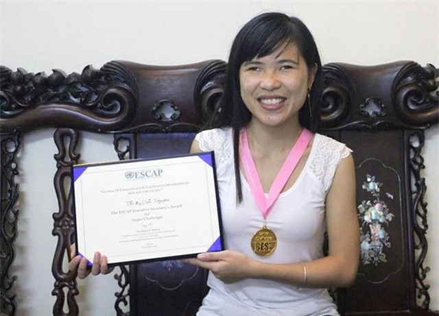 Mỹ Linh và tấm huy chương vàng trong cuộc thi Thách thức CNTT dành cho Thanh thiếu niên khuyết tật toàn cầu 2015.