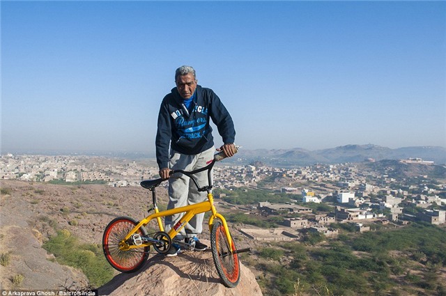 Cụ ông 68 tuổi diễn xiếc với xe đạp ở độ cao gần 100m