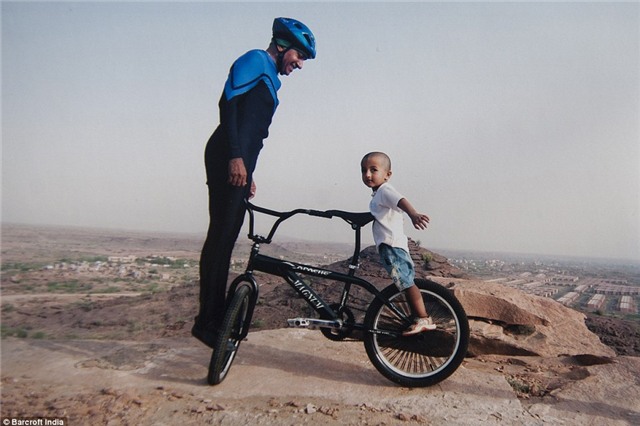 Cụ ông 68 tuổi diễn xiếc với xe đạp ở độ cao gần 100m