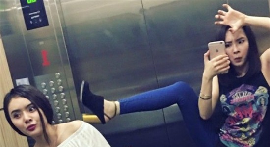 cuoi-ngat-voi-nhung-khoanh-khac-ba-dao-cua-sao-viet-blogtamsuvn010