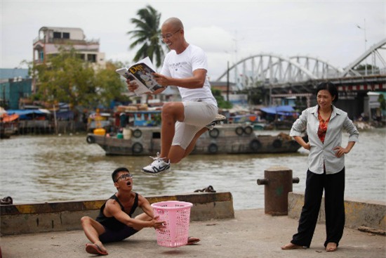 cuoi-ngat-voi-nhung-khoanh-khac-ba-dao-cua-sao-viet-blogtamsuvn011