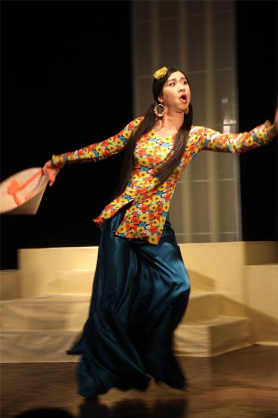 cuoi-ngat-voi-nhung-khoanh-khac-ba-dao-cua-sao-viet-blogtamsuvn015