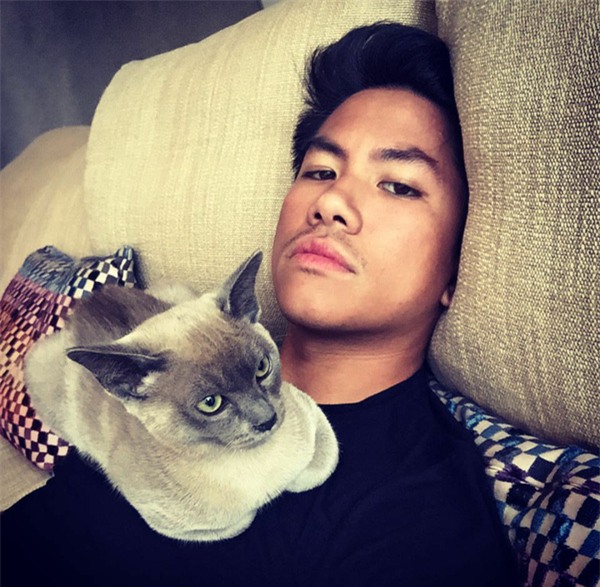 Hoàng tử soái ca đến từ Brunei: Đẹp trai, chuẩn 6 múi và tài sản 20 tỉ đô - Ảnh 6.