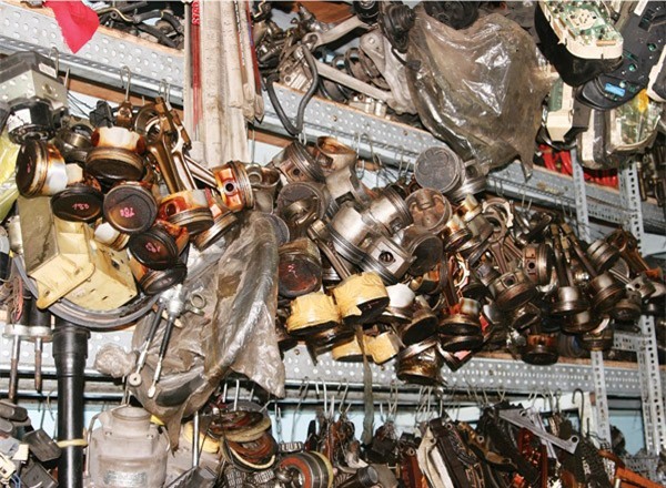 chợ Trời, linh kiện, phụ tùng ô tô, hàng ăn cắp, tiêu thụ hàng ăn cắp, chợ Trời Hà Nội, hàng thật, hàng giả, hàng nhái, hàng chính hãng