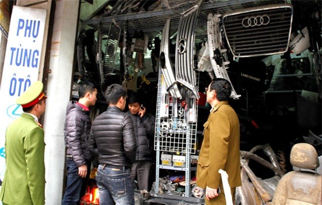 chợ Trời, linh kiện, phụ tùng ô tô, hàng ăn cắp, tiêu thụ hàng ăn cắp, chợ Trời Hà Nội, hàng thật, hàng giả, hàng nhái, hàng chính hãng