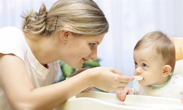 cho-tre-an-vang-sua-blogtamsuvn (2)