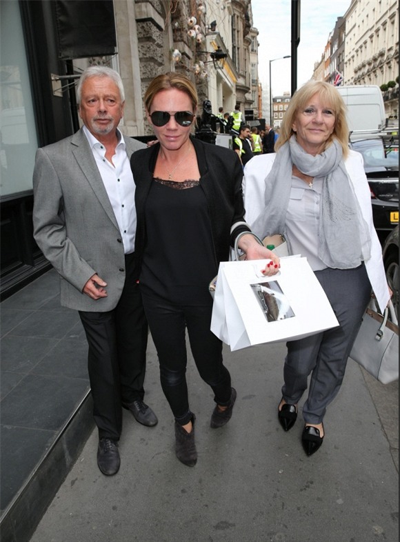 Em gái Vic bán quần áo rẻ tiền 10