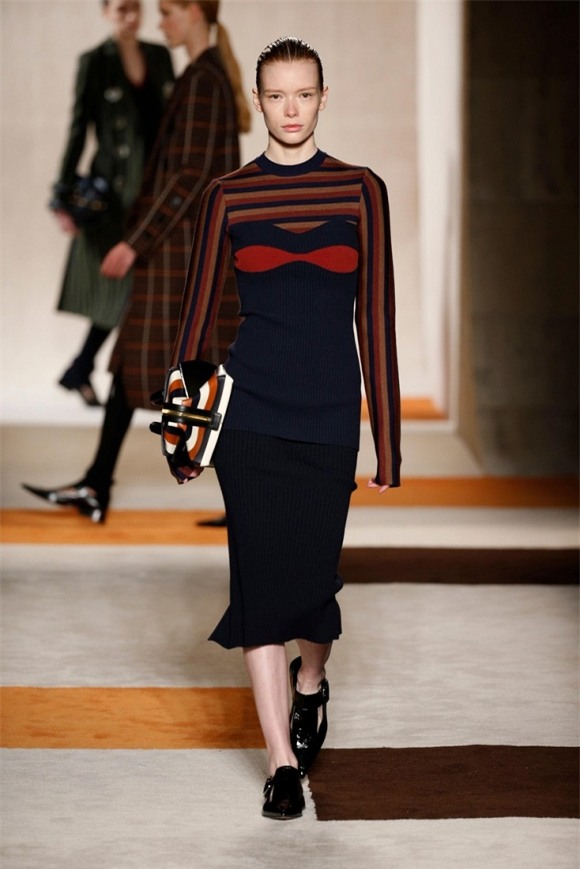 Em gái Vic bán quần áo rẻ tiền 15