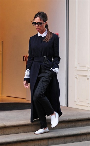 Em gái Vic bán quần áo rẻ tiền 1