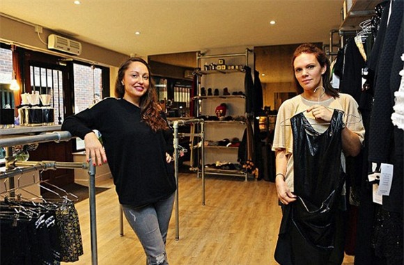 Em gái Vic bán quần áo rẻ tiền 3