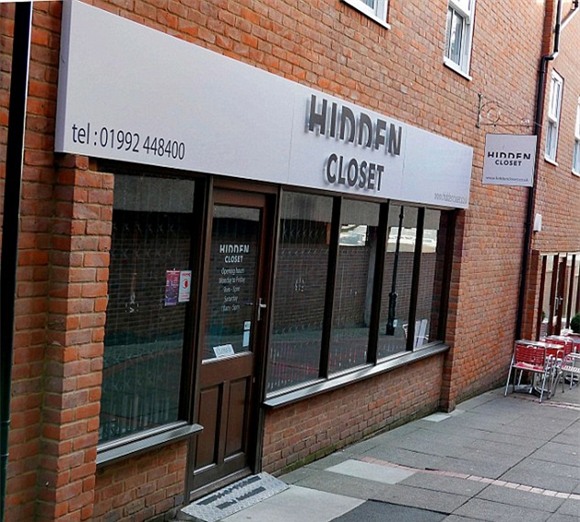 Em gái Vic bán quần áo rẻ tiền 4