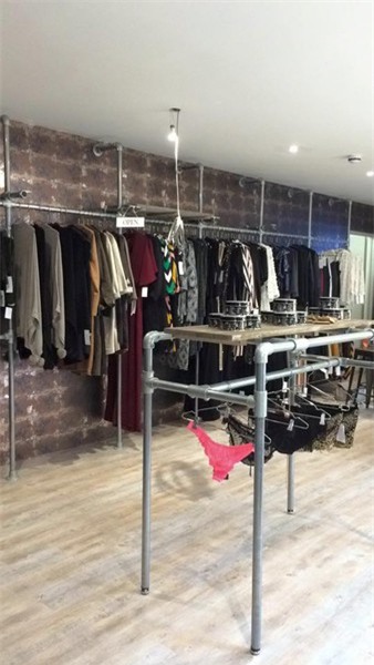 Em gái Vic bán quần áo rẻ tiền 5