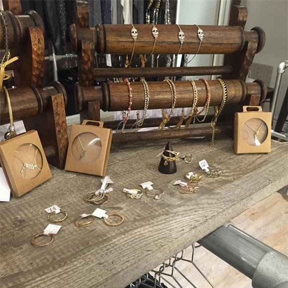 Em gái Vic bán quần áo rẻ tiền 6