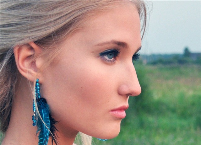 Đường nét sắc sảo trên khuôn mặt...