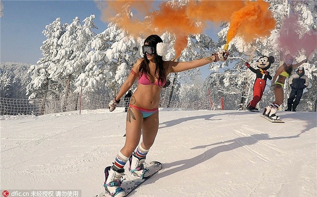 Katy Khmelevskaya năm nay 30 tuổi cùng Veronica Kalugina 26 tuổi tham gia trượt tuyết tại khu nghỉ dưỡng Khvalynsk, Nga.