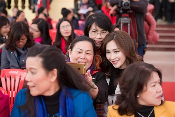 Ngất ngây với vẻ đẹp trong veo của Đặng Thu Thảo giữa trời đông Hà Nội - Ảnh 10.