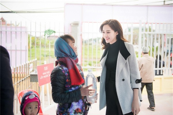 Ngất ngây với vẻ đẹp trong veo của Đặng Thu Thảo giữa trời đông Hà Nội - Ảnh 4.