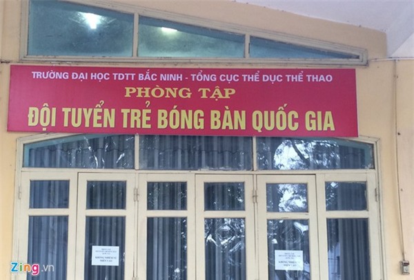 Huấn luyện viên quốc gia đánh VĐV tuyển trẻ bóng bàn - Ảnh 2.