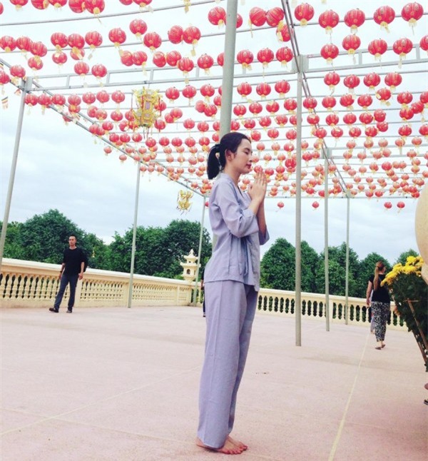 khong-ho-hang-angela-phuong-trinh-mac-ao-trang-kin-dao-di-le-chua-blogtamsuvn01