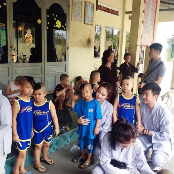 khong-ho-hang-angela-phuong-trinh-mac-ao-trang-kin-dao-di-le-chua-blogtamsuvn010