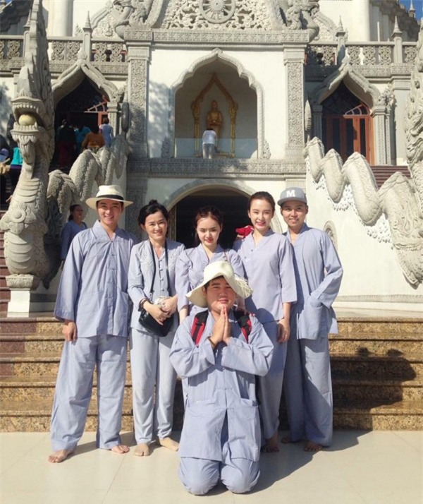 khong-ho-hang-angela-phuong-trinh-mac-ao-trang-kin-dao-di-le-chua-blogtamsuvn012