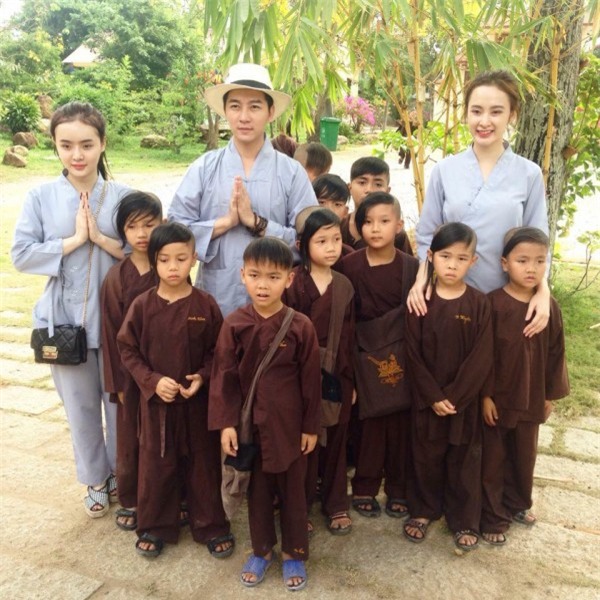 khong-ho-hang-angela-phuong-trinh-mac-ao-trang-kin-dao-di-le-chua-blogtamsuvn013