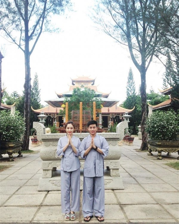 khong-ho-hang-angela-phuong-trinh-mac-ao-trang-kin-dao-di-le-chua-blogtamsuvn03
